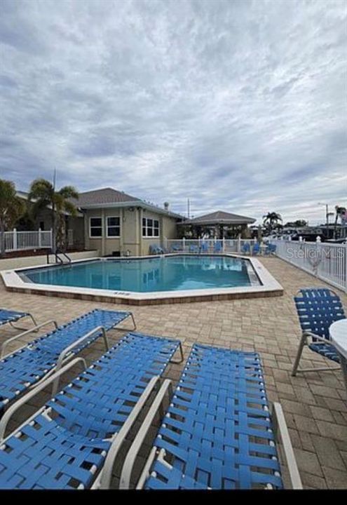 待售: $224,000 (2 贝兹, 2 浴室, 1080 平方英尺)