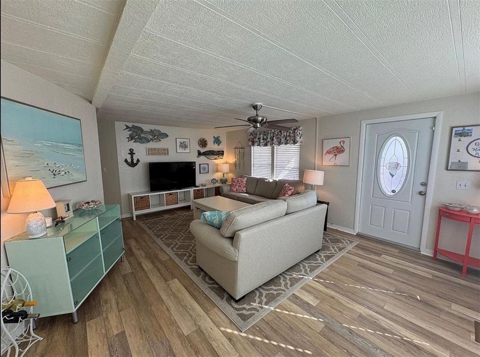 待售: $224,000 (2 贝兹, 2 浴室, 1080 平方英尺)