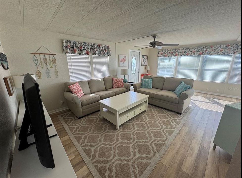 待售: $224,000 (2 贝兹, 2 浴室, 1080 平方英尺)