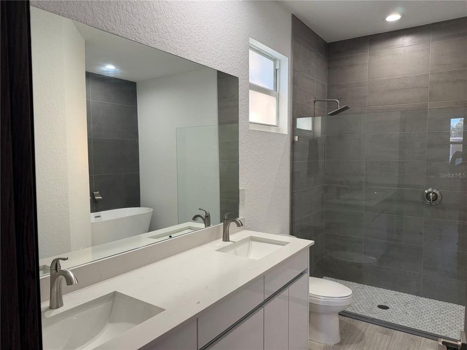 For Rent: $2,000 (3 beds, 2 baths, 1496 Square Feet)