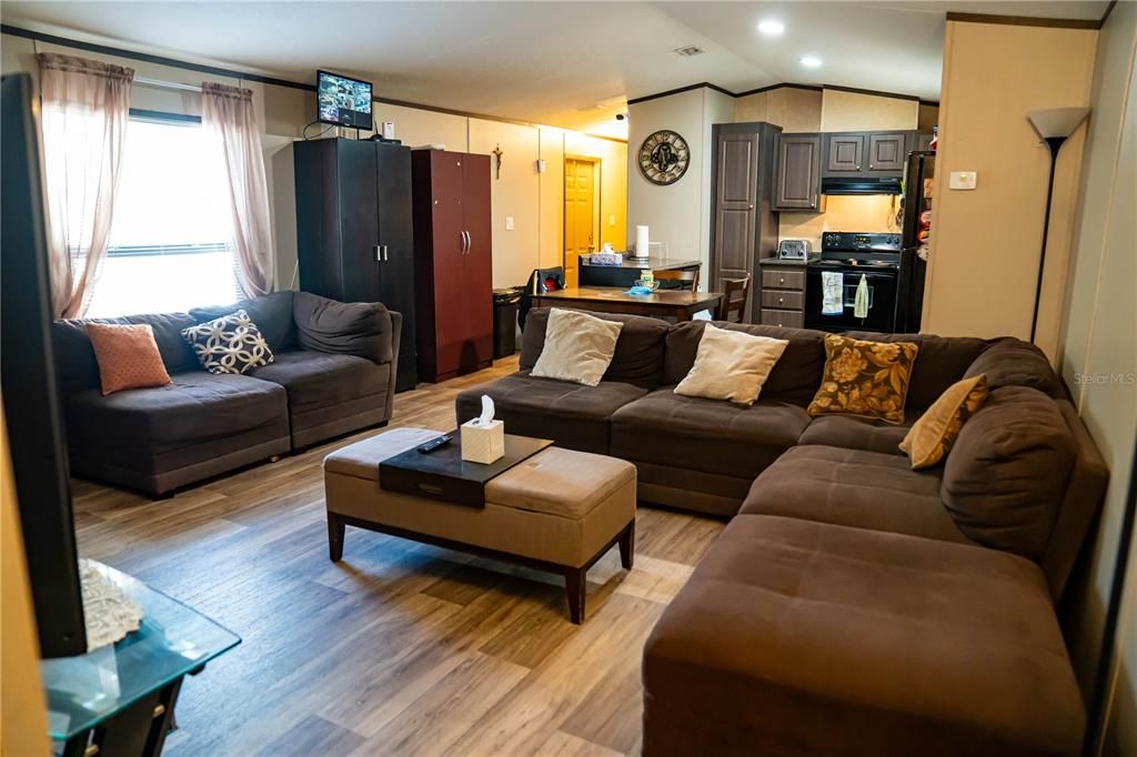 For Sale: $200,000 (3 beds, 2 baths, 1056 Square Feet)