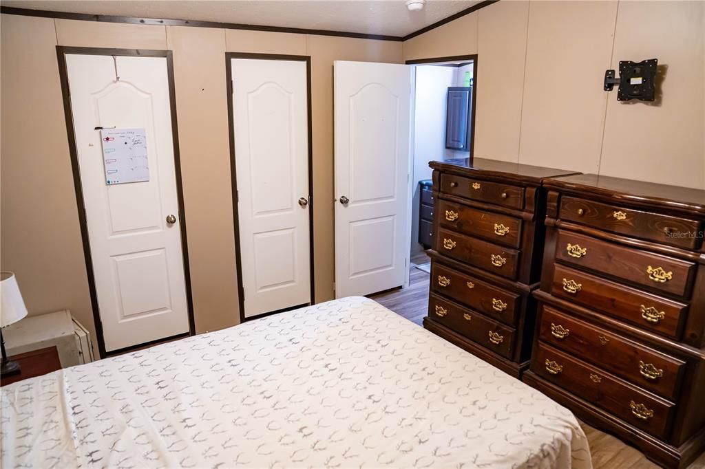 For Sale: $200,000 (3 beds, 2 baths, 1056 Square Feet)