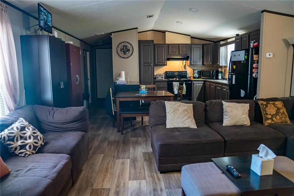 For Sale: $200,000 (3 beds, 2 baths, 1056 Square Feet)