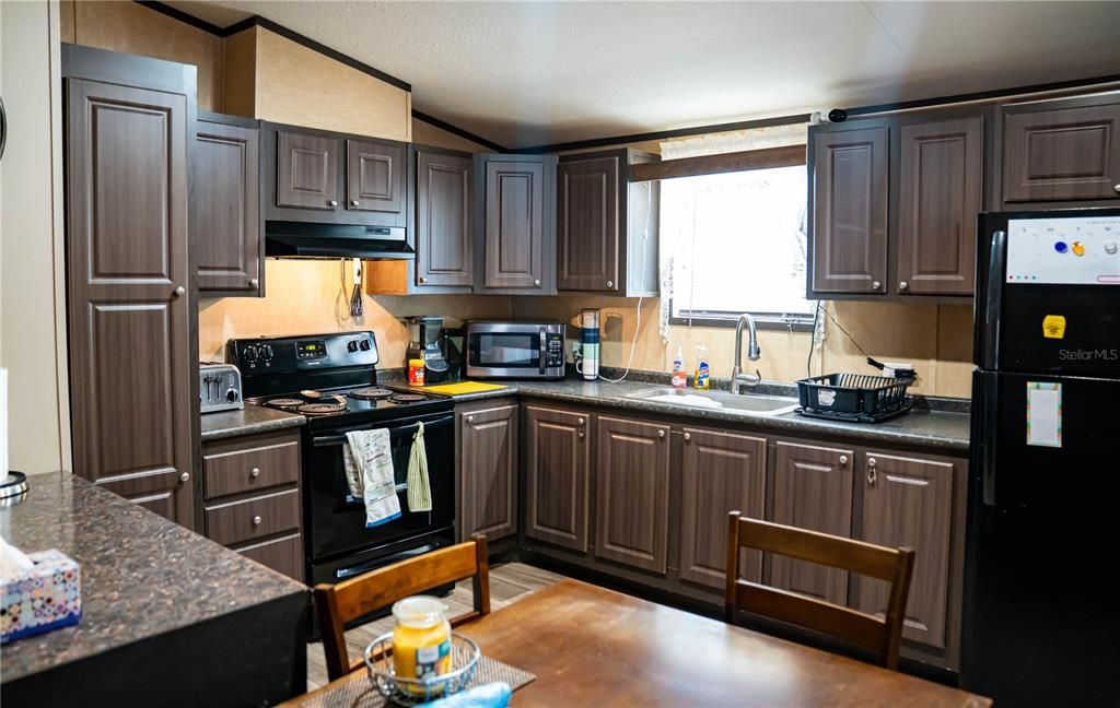 For Sale: $200,000 (3 beds, 2 baths, 1056 Square Feet)