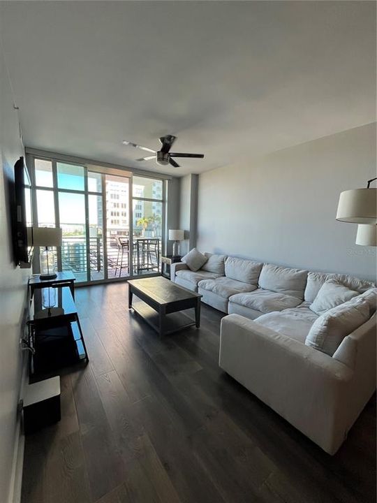 For Rent: $2,750 (2 beds, 1 baths, 1050 Square Feet)