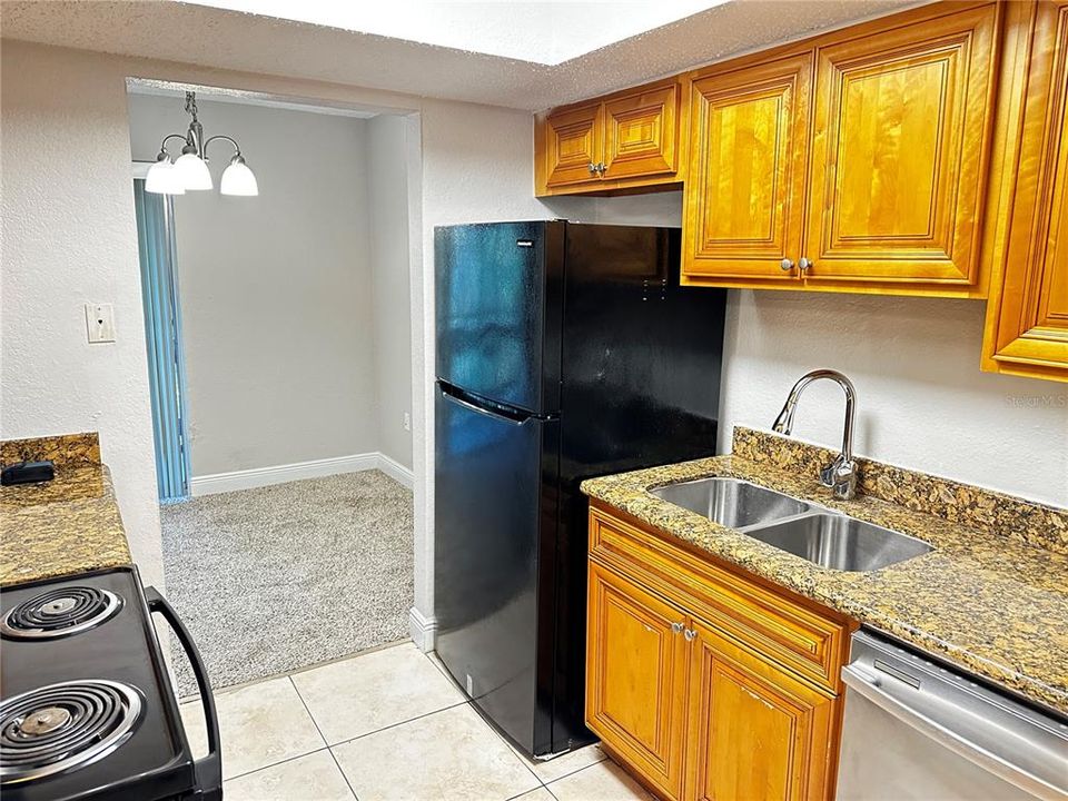 待售: $115,000 (2 贝兹, 2 浴室, 976 平方英尺)