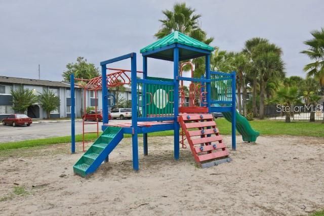 待售: $115,000 (2 贝兹, 2 浴室, 976 平方英尺)