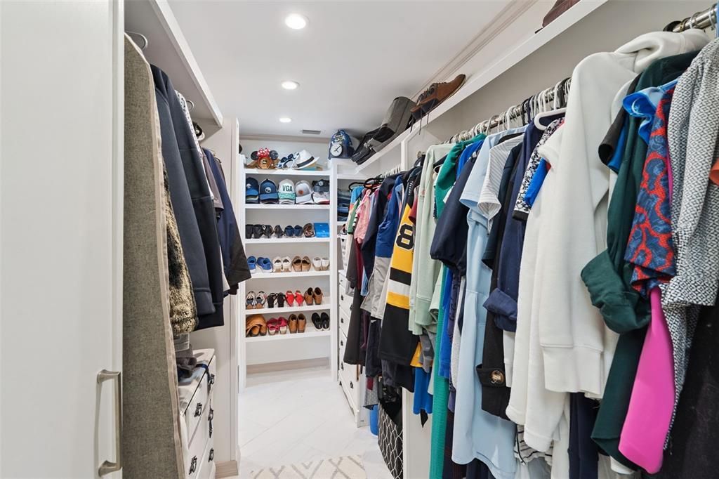 For Sale: $559,900 (3 beds, 2 baths, 2504 Square Feet)