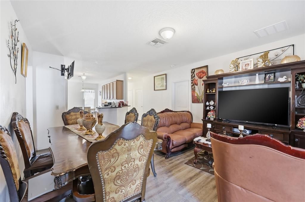 На продажу: $368,000 (4 спален, 2 ванн, 1549 Квадратных фут)