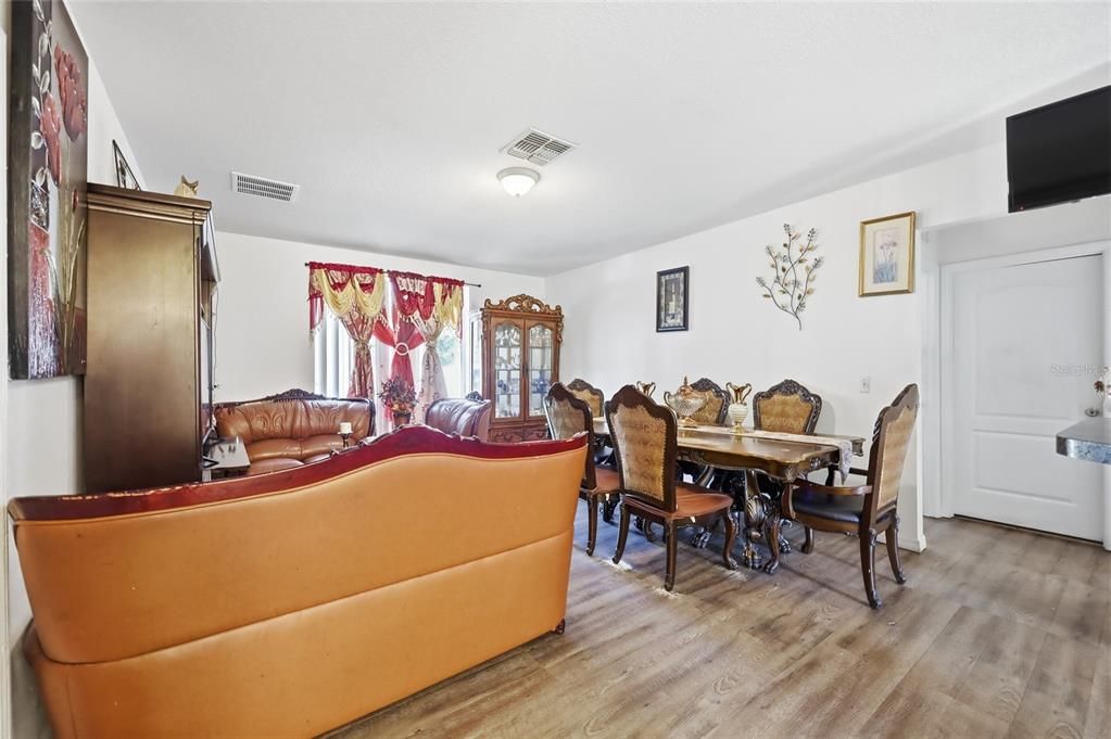 На продажу: $368,000 (4 спален, 2 ванн, 1549 Квадратных фут)