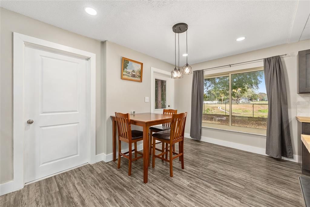 待售: $285,000 (3 贝兹, 2 浴室, 1288 平方英尺)