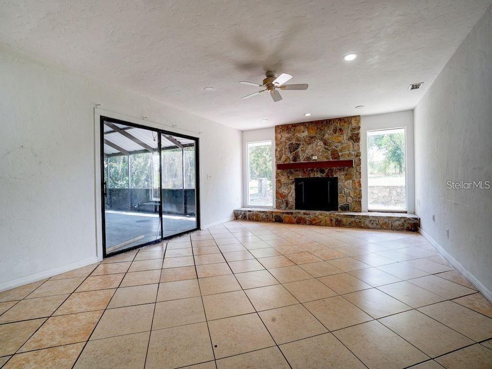 En Venta: $355,000 (3 camas, 2 baños, 2750 Pies cuadrados)