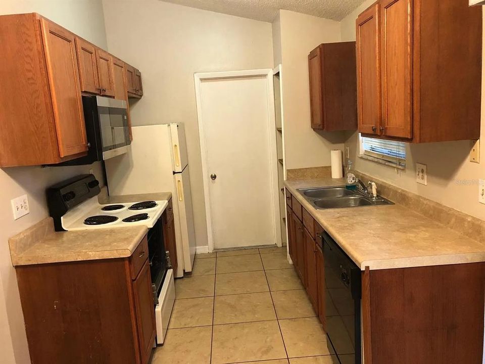 出租: $1,700 (2 贝兹, 1 浴室, 825 平方英尺)