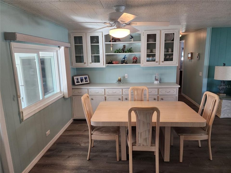 待售: $184,500 (2 贝兹, 2 浴室, 996 平方英尺)