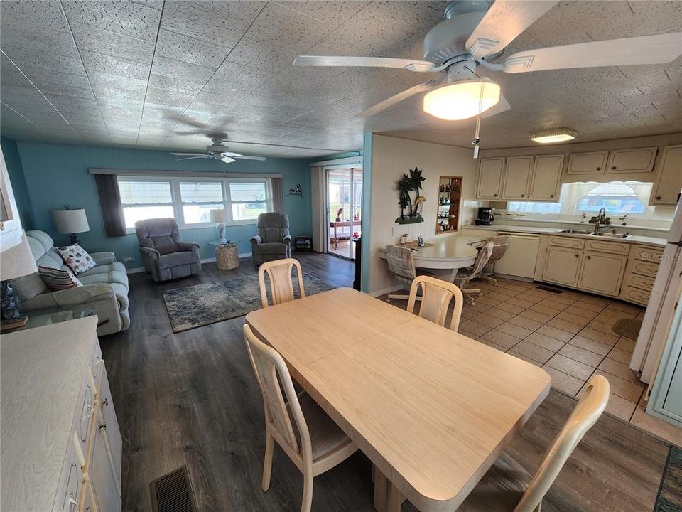 待售: $184,500 (2 贝兹, 2 浴室, 996 平方英尺)