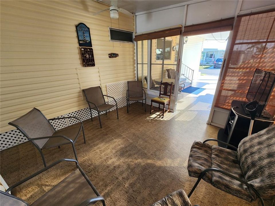 待售: $184,500 (2 贝兹, 2 浴室, 996 平方英尺)