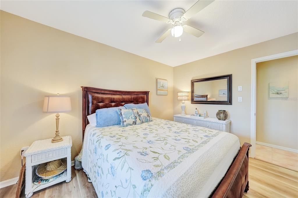 待售: $295,500 (2 贝兹, 2 浴室, 1110 平方英尺)