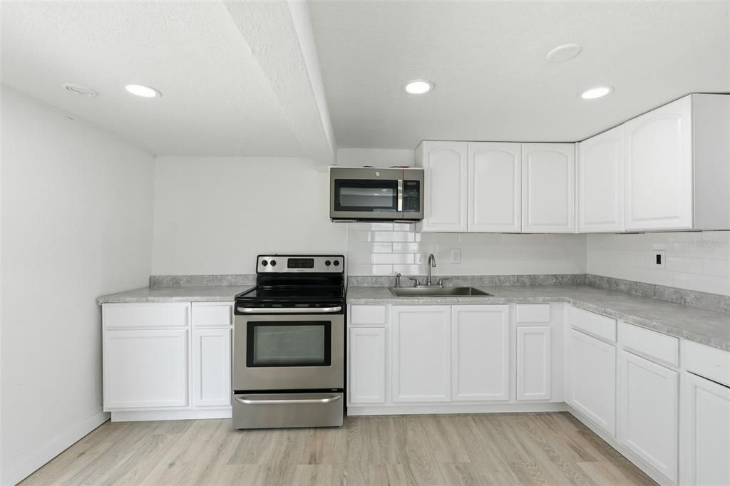 待售: $255,000 (3 贝兹, 2 浴室, 820 平方英尺)