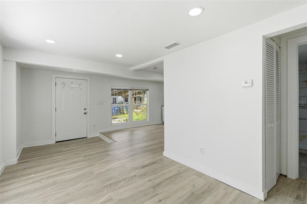 待售: $255,000 (3 贝兹, 2 浴室, 820 平方英尺)