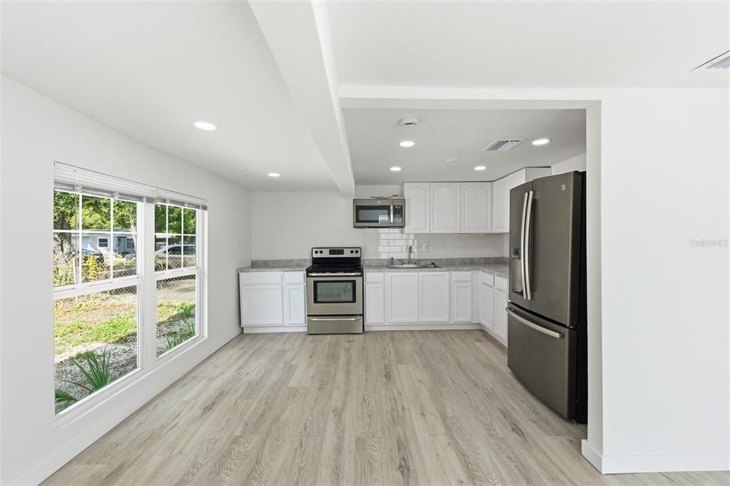 待售: $255,000 (3 贝兹, 2 浴室, 820 平方英尺)