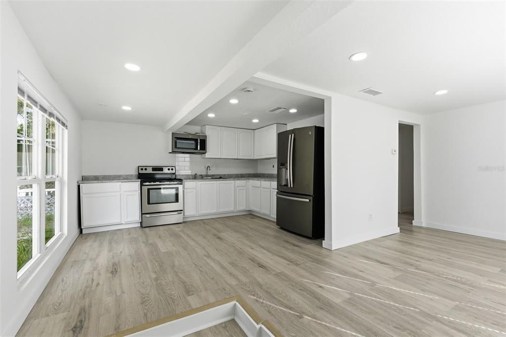 待售: $255,000 (3 贝兹, 2 浴室, 820 平方英尺)