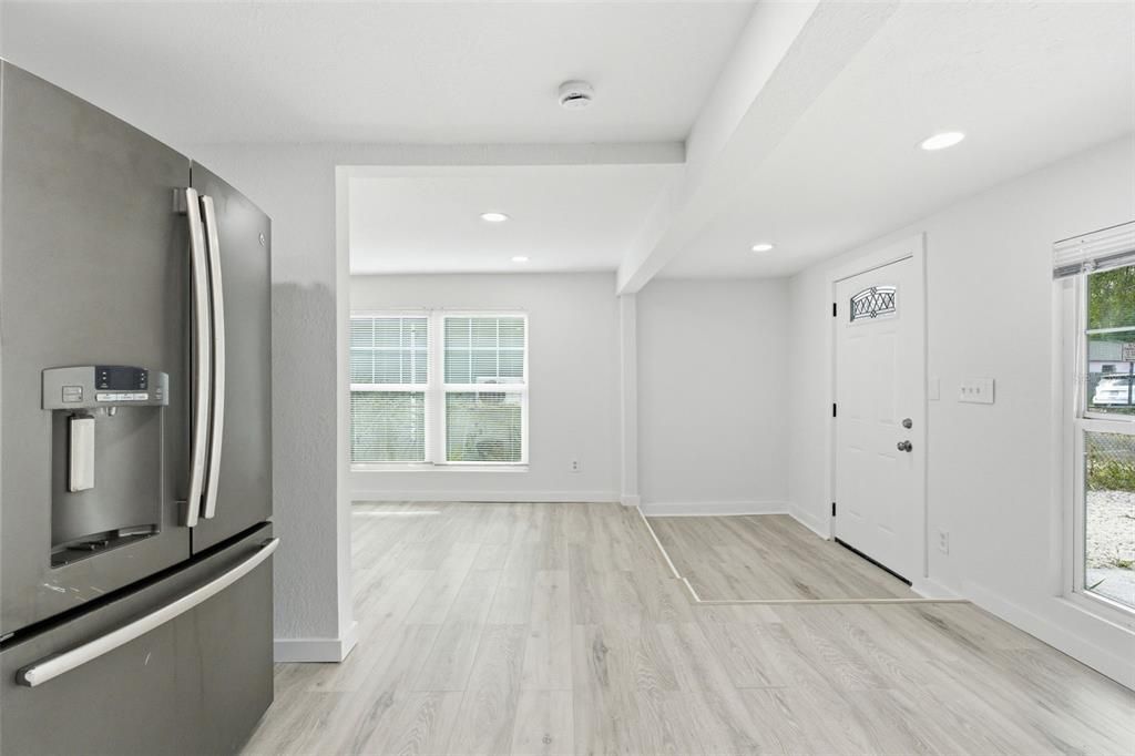 待售: $255,000 (3 贝兹, 2 浴室, 820 平方英尺)