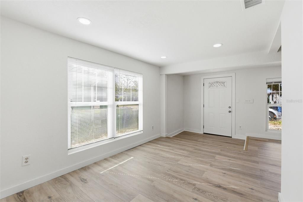 待售: $255,000 (3 贝兹, 2 浴室, 820 平方英尺)