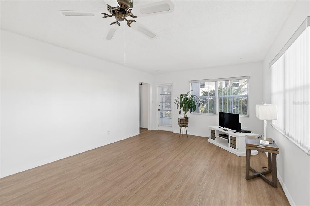 En Venta: $250,000 (2 camas, 2 baños, 1091 Pies cuadrados)