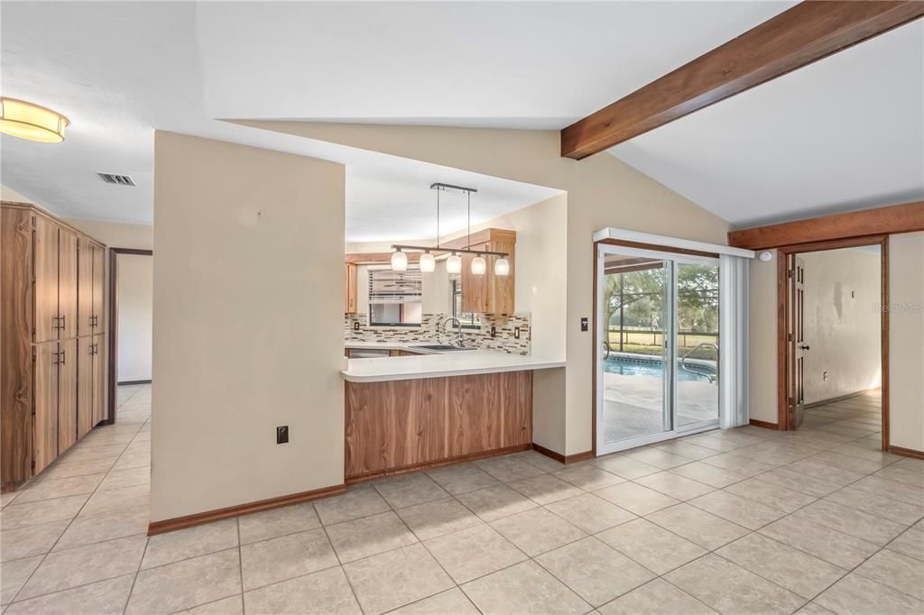 En Venta: $699,000 (3 camas, 2 baños, 2579 Pies cuadrados)