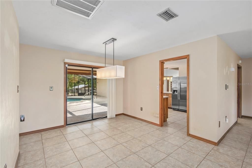 En Venta: $699,000 (3 camas, 2 baños, 2579 Pies cuadrados)