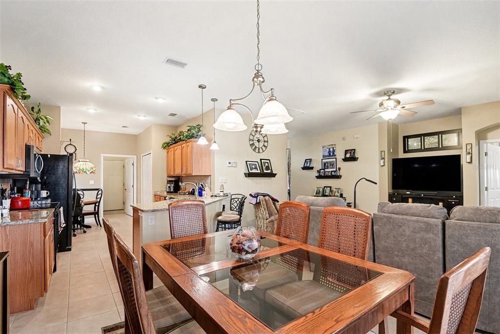 待售: $390,000 (2 贝兹, 2 浴室, 1689 平方英尺)