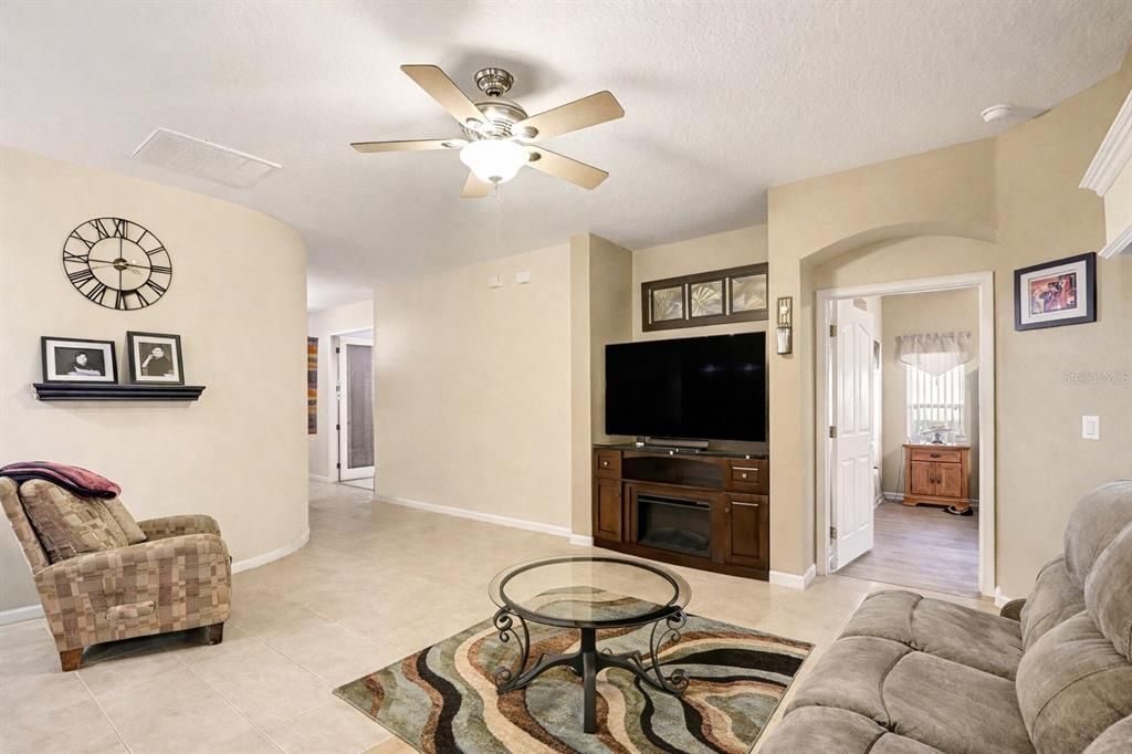 待售: $390,000 (2 贝兹, 2 浴室, 1689 平方英尺)