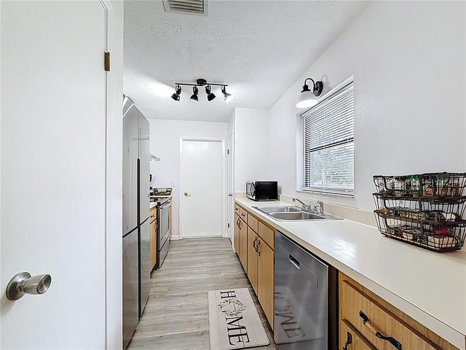 For Sale: $309,900 (3 beds, 2 baths, 1092 Square Feet)