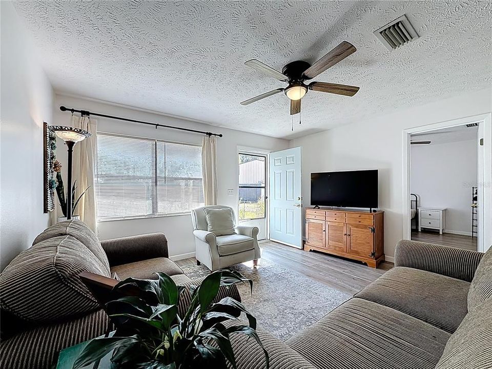 For Sale: $309,900 (3 beds, 2 baths, 1092 Square Feet)