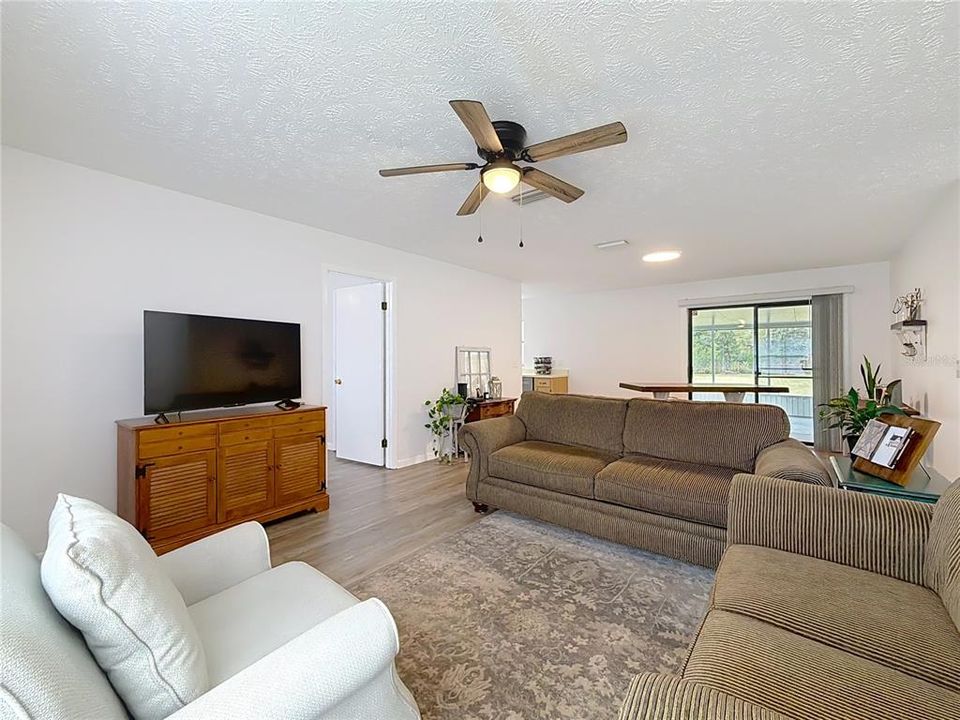 For Sale: $309,900 (3 beds, 2 baths, 1092 Square Feet)