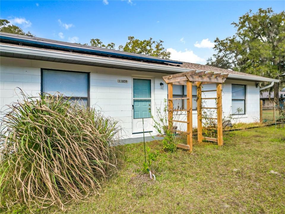 For Sale: $309,900 (3 beds, 2 baths, 1092 Square Feet)