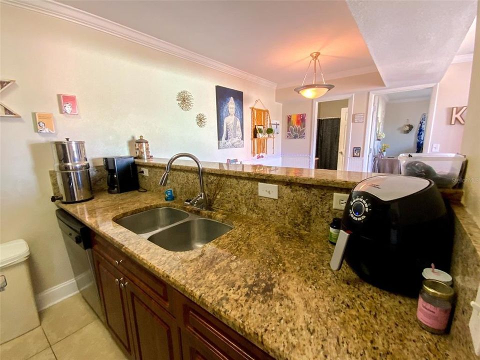 For Sale: $129,900 (1 beds, 1 baths, 563 Square Feet)