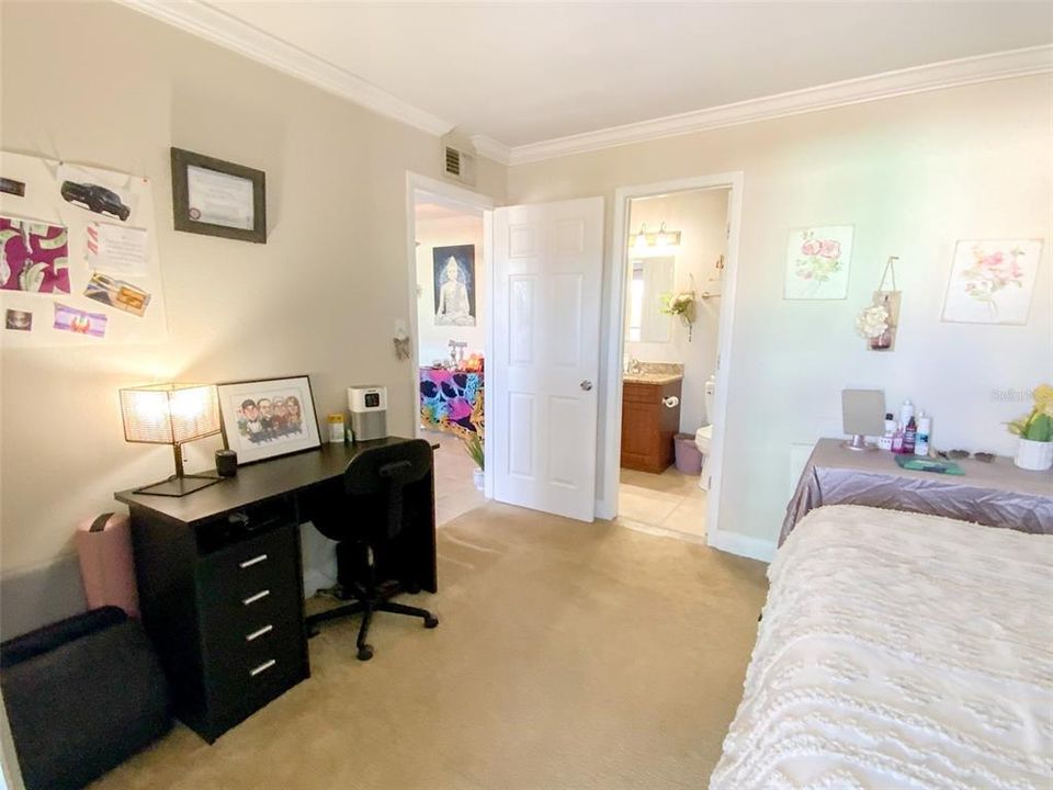 For Sale: $129,900 (1 beds, 1 baths, 563 Square Feet)