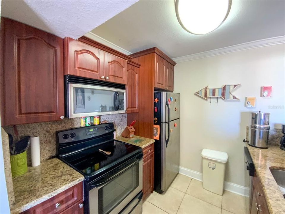 For Sale: $129,900 (1 beds, 1 baths, 563 Square Feet)
