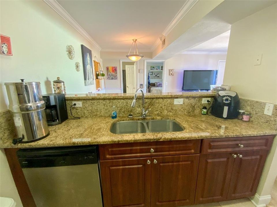 For Sale: $129,900 (1 beds, 1 baths, 563 Square Feet)
