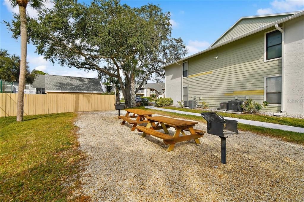 For Sale: $129,900 (1 beds, 1 baths, 563 Square Feet)