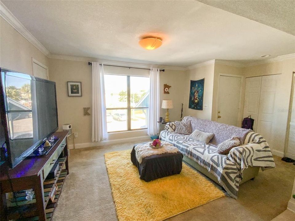 For Sale: $129,900 (1 beds, 1 baths, 563 Square Feet)