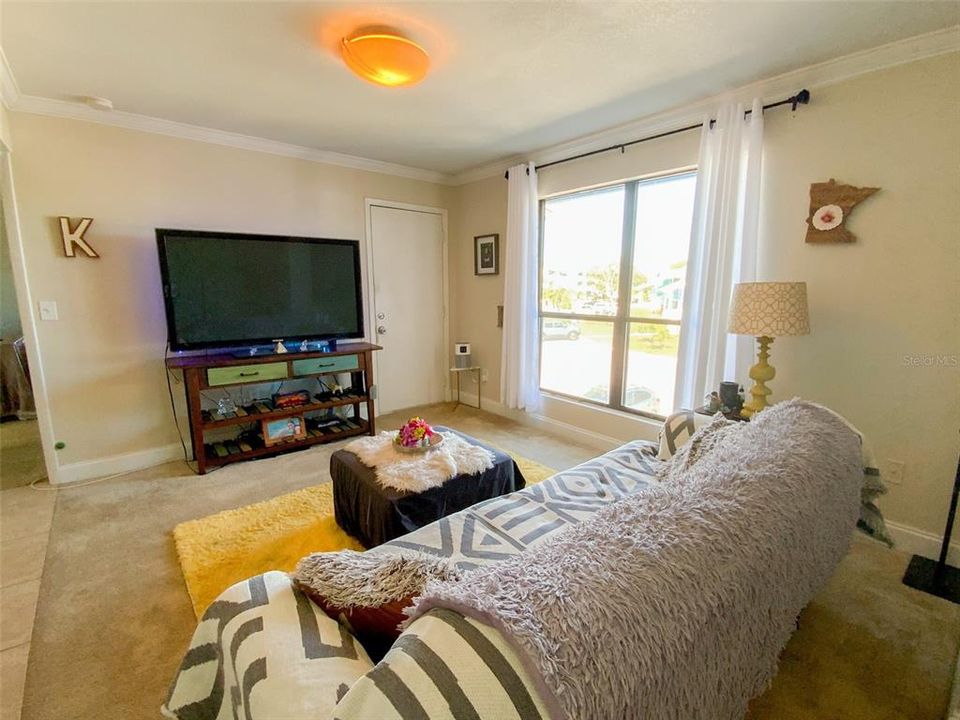 For Sale: $129,900 (1 beds, 1 baths, 563 Square Feet)