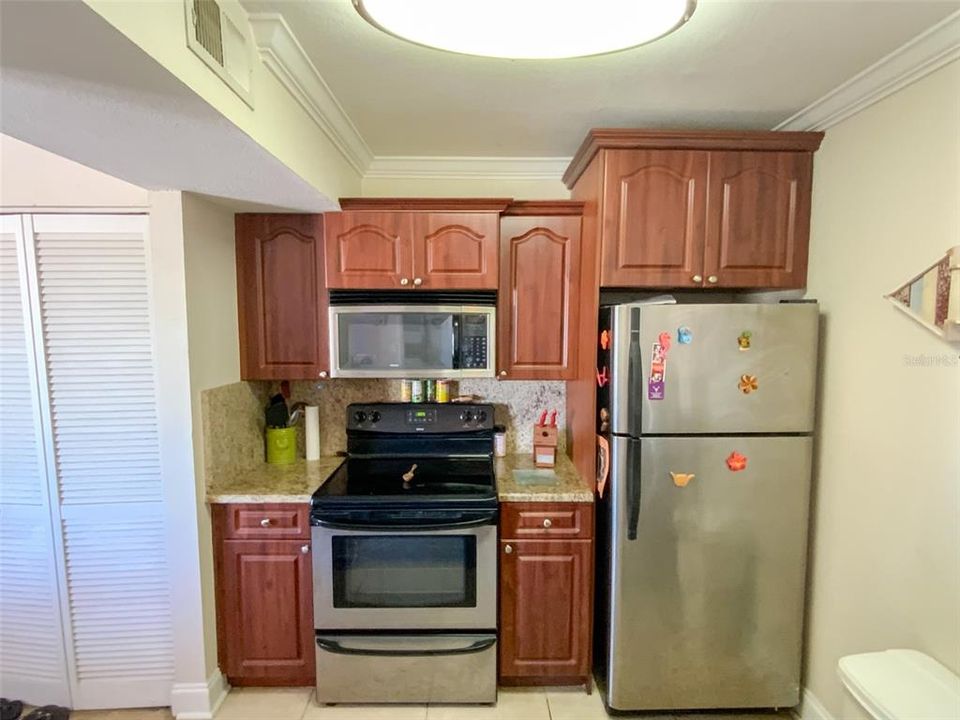 For Sale: $129,900 (1 beds, 1 baths, 563 Square Feet)