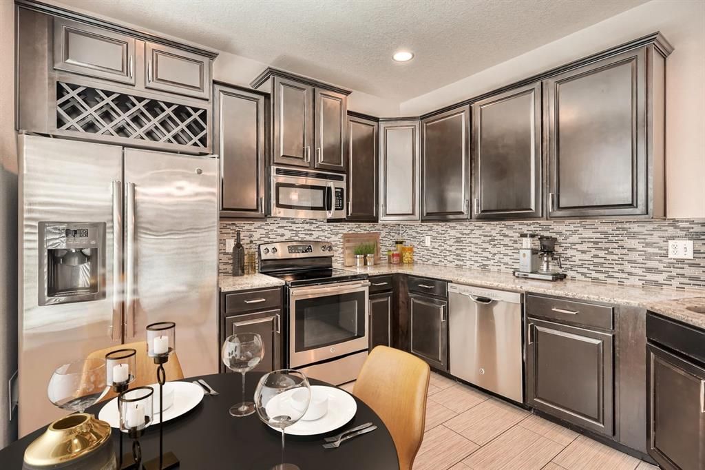 出租: $3,100 (3 贝兹, 2 浴室, 1480 平方英尺)