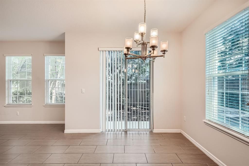 出租: $3,100 (3 贝兹, 2 浴室, 1480 平方英尺)