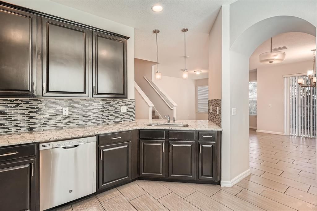 出租: $3,100 (3 贝兹, 2 浴室, 1480 平方英尺)