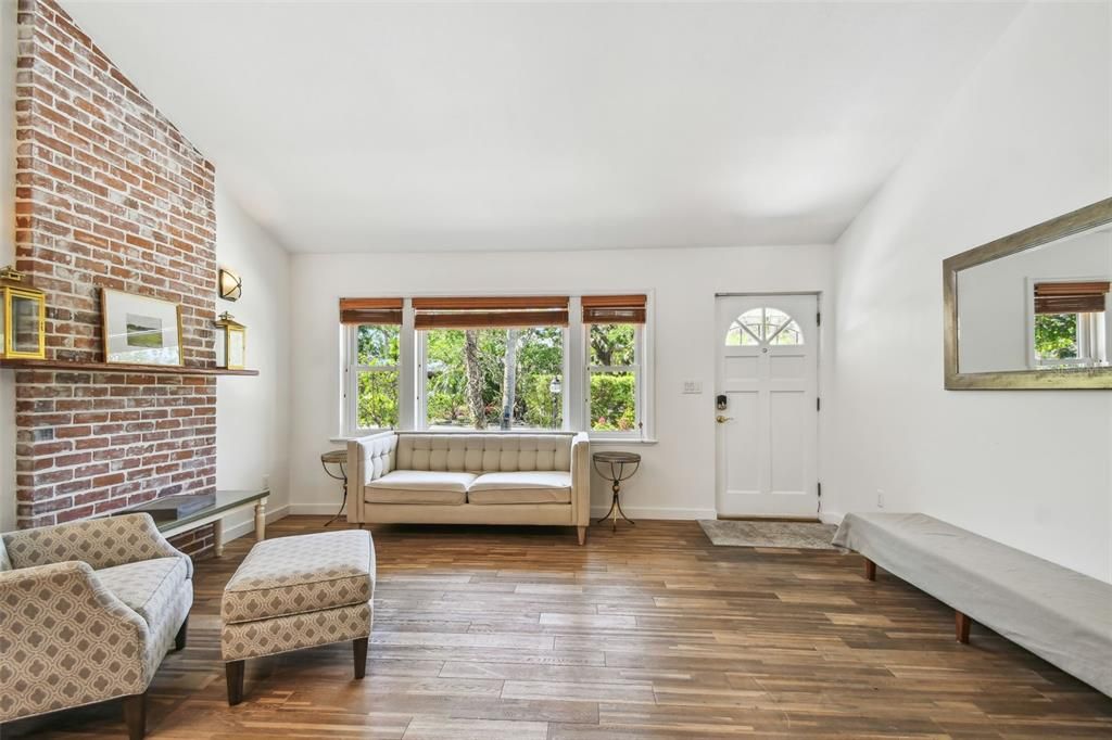 For Sale: $679,000 (2 beds, 1 baths, 1082 Square Feet)