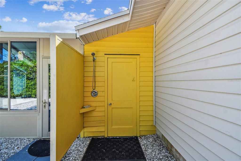 For Sale: $679,000 (2 beds, 1 baths, 1082 Square Feet)