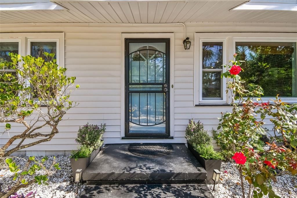 For Sale: $679,000 (2 beds, 1 baths, 1082 Square Feet)